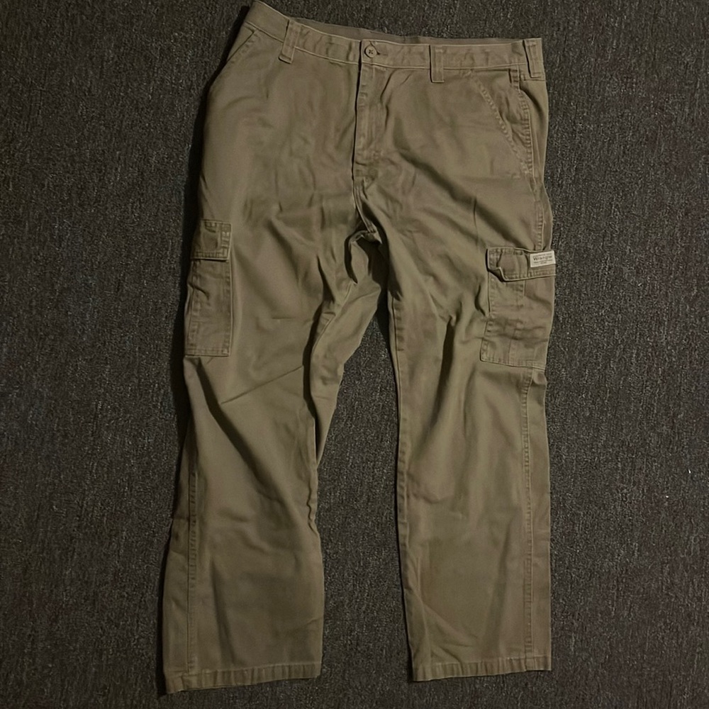Green wrangler cargo pants.